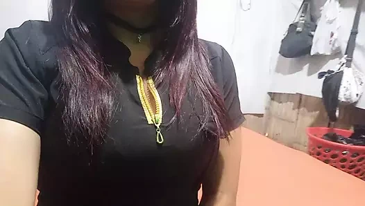 Çok mutluyum çünkü yeni bir işe girdim ve bunu kutlamak için mastürbasyon yapıyorum ve klitorisime dokunuyorum