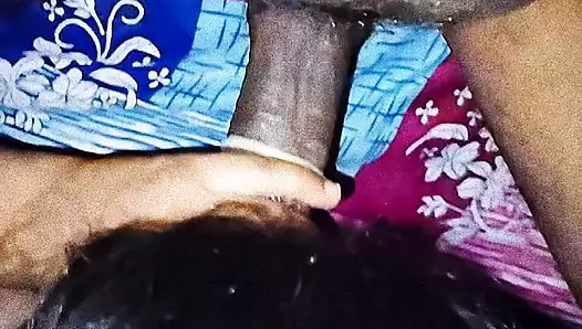 Beyaz sevgili Hintli bebeği evde sikiyor