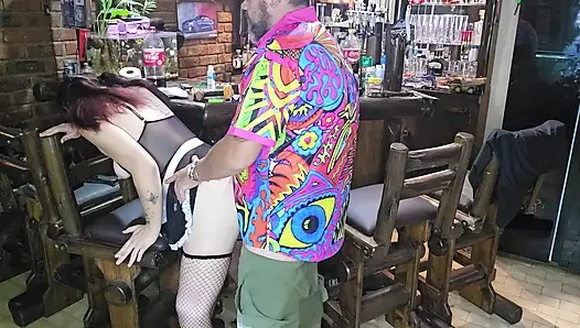 19 yaşındaki sıkı götlü kız bacaklarını açıyor, böylece sıkı amını sikmeden önce mastürbasyon yapabilirim