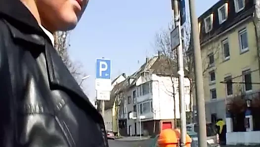 Olağanüstü Alman sarışın yuvarlak göğüslerine döl püskürtüyor