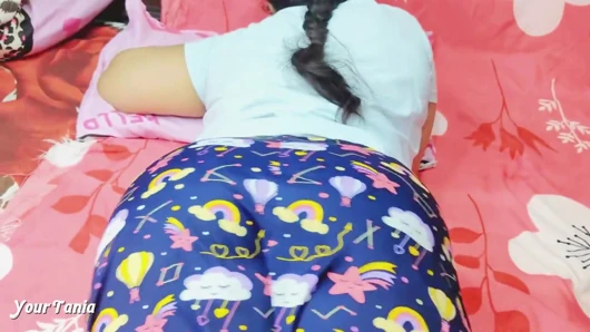 Pijamalı üvey erkek kardeşim ve beni sert sik