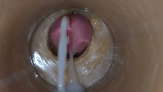 Vajinada amcık kamerama boşalma öncesi fışkırtıyor 4k. Aşırı yakın çekim!