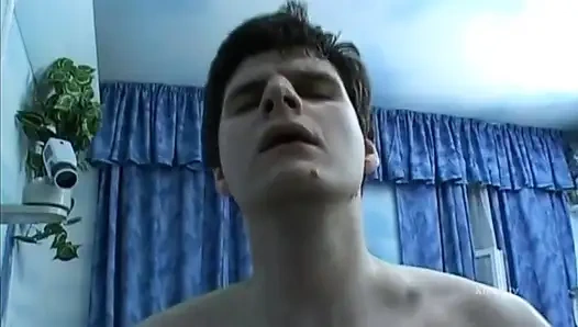 Amatör esmer orta yaşlı seksi kadın büyük genç bir yarak alıyor