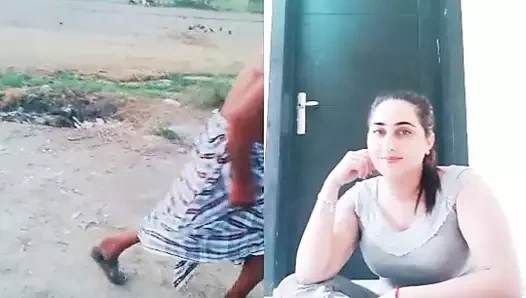 Yaşlı adam ile gerçek komik Pakistanlı tiyatro oyuncusu