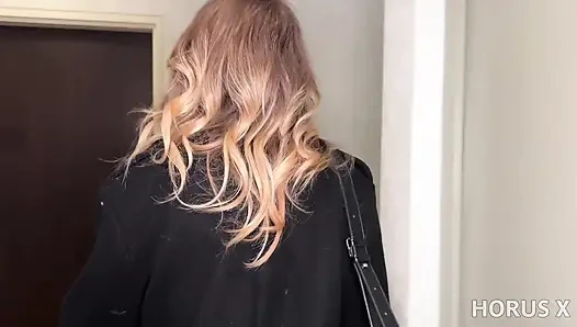 Alva Rox. Gözlüklü büyük memeli orta yaşlı seksi kadın fotoğrafçısına biniyor