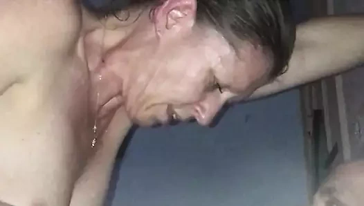 Çılgın kovboy kız harika sekse başlamak için dağınık bir şekilde