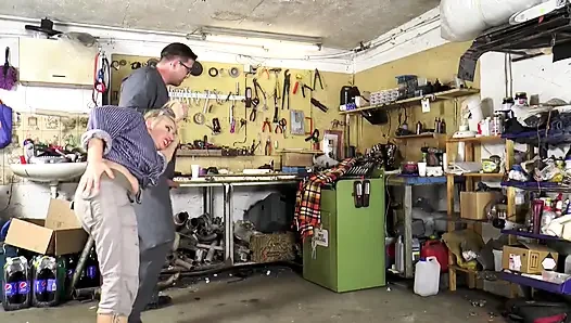 Büyük götlü sevimli sarışın kıllı amından sikiliyor