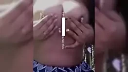 Hint kız arkadaş gösteren göğüsler