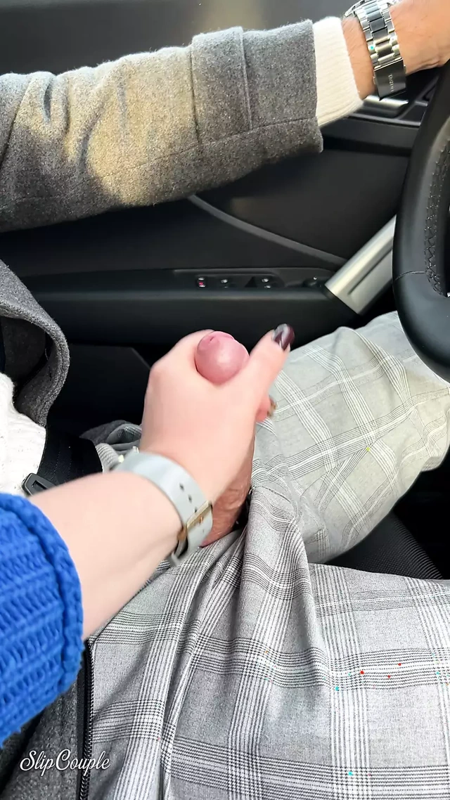 Gün ışığı sürüşü sırasında arabada oral seks - ıslak ve kirli