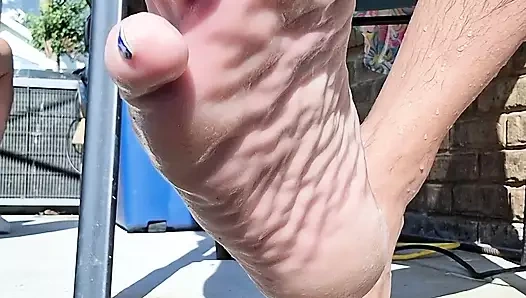 Islak ayaklarımı ve kıllı bacaklarımı gösteriyorum