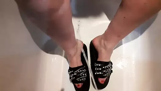 çiş üzerinde bbw eş sandalet