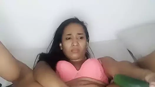 Leyne rodriguez kıçından bir salatalık ile mastürbasyon yapıyor