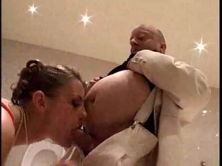 Cüce muhteşem kadın tarafından emildi