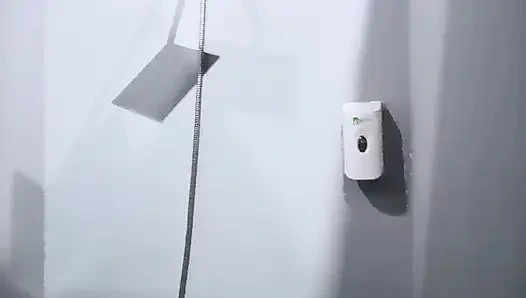 Güzel erkek arkadaşım için umumi spor salonu banyosunda duş yapıyorum - minokiiko