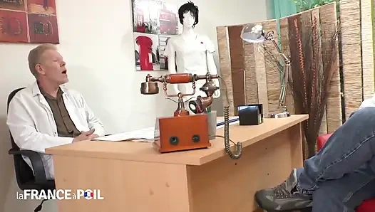 Büyük esmer kaltak tıraş ediliyor ve yumrukla sikiliyor