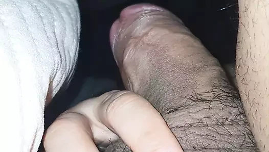 Üvey annenin eli üvey oğlunun yarağına kayıyor ve onu sert yapıyor