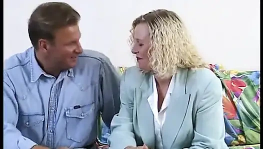 Sarışın orta yaşlı seksi kadın tıraşlı amını uzun bir dildoyla sikiyor