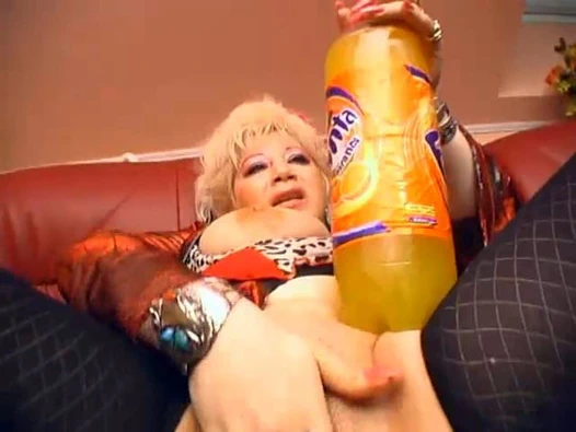 Anneanne 2l fanta içinde ona kedi yerleştirir