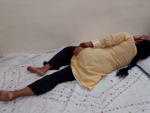 Üvey kız kardeş rüyasında üvey erkek kardeşinin odasına girdiğini ve onu siktiğini gördü