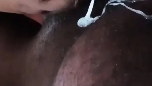 Siyah yarağımı emiyor ve boşalıyorum