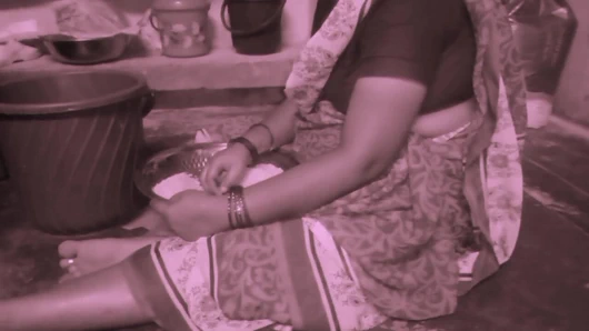 Hintli evli kadın erkek arkadaşının yarağıyla mastürbasyon yapıyor