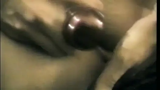 Des bombasses brunes sexy se doigtent et se bouffent la chatte avec passion