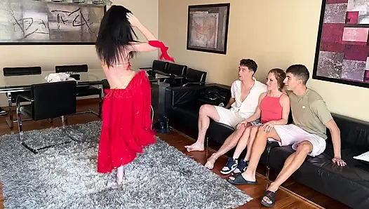 Arkadaşım Jimmy, sarışın kız arkadaşım ve bir göbek dansı ile dörtlü seks