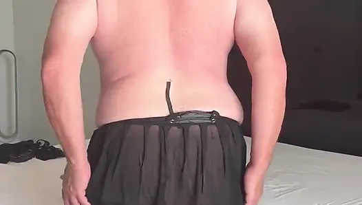 Og siyah iç çamaşırını modelliyor