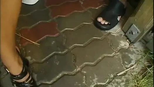 Sevimli kaltak banyoda sakso çekiyor!