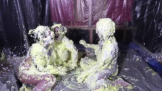 Cheyenne Hannah ve Skyler ile köpük eğlencesi