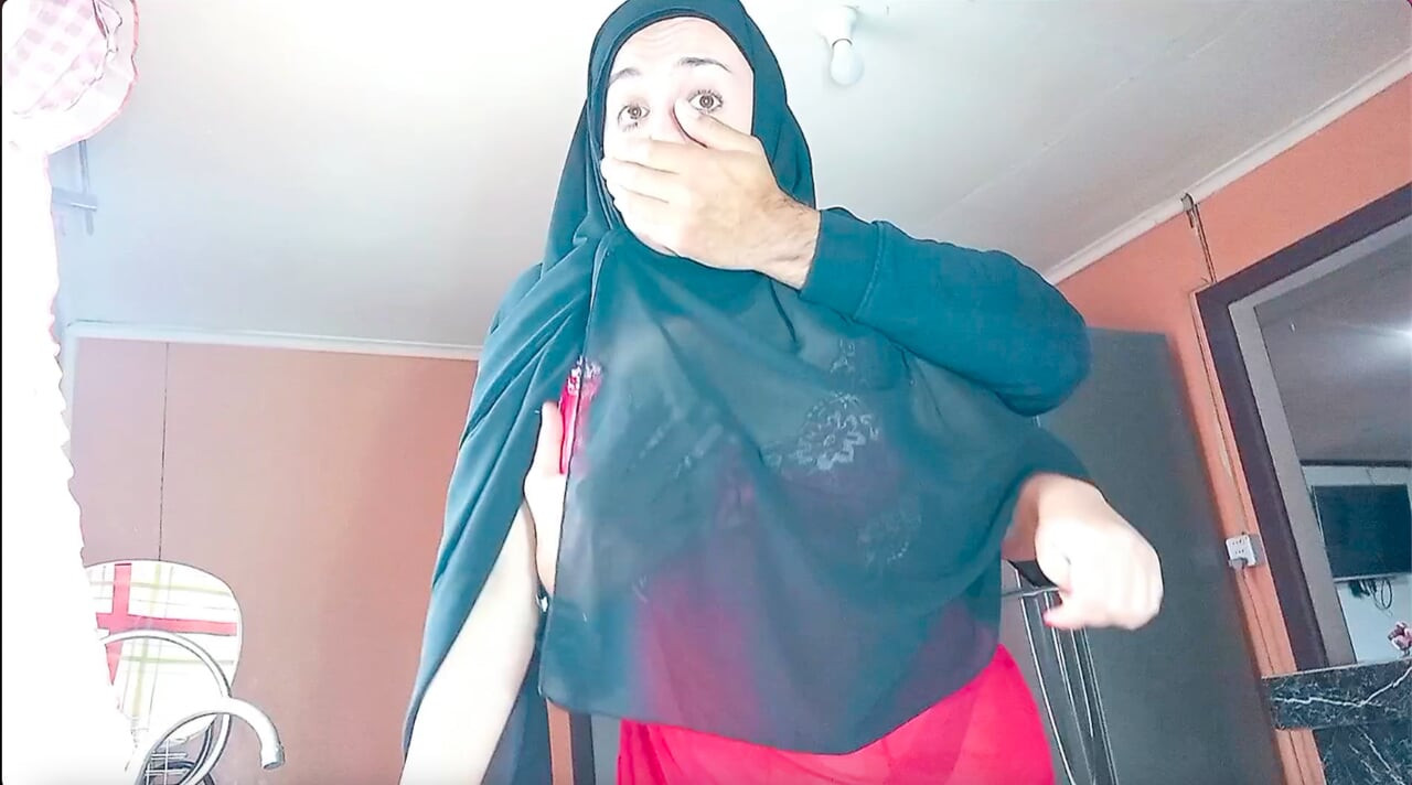 Tesettürlü Müslüman üvey anne mutfakta sikişiyor