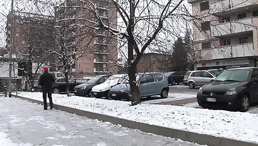 Gerçek orta yaşlı seksi kadın erkek bir sürtük tarafından sikiliyor