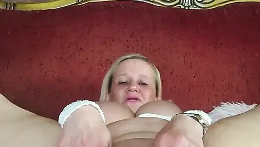 Azgın sarışın MILF kendini parmaklarıyla oynuyor ve anal yapıyor