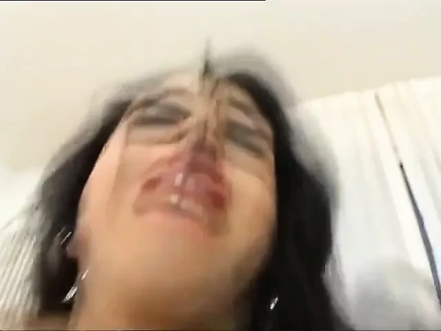 Ateşli travesti ve kölesi derin sakso çektikten sonra götlerini sikiyor