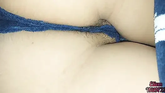 Üvey kız kardeşimin iç çamaşırlı amına bakıyorum