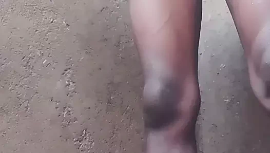 Siyah yarağın tadını çıkarıyor