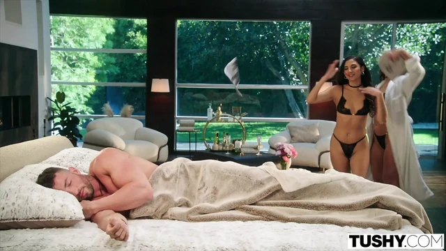 TUSHY - Besties Gianna и April в интенсивном анальном тройничке