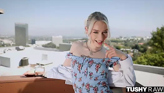 Tushyraw minik tatlı Scarlett sıkı götünü dolduruyor