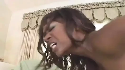 Bu zenci hatun sert sikişmeye hazır