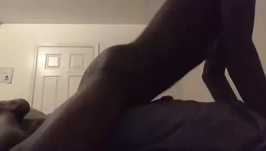 siyah genç adam yastık çabalayan orgazm