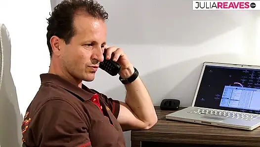 Ateşli kız büyük bir yarağı emiyor ve sonra ağzına boşaltıyor