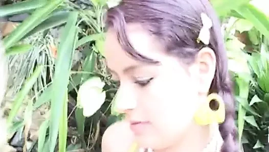 Ateşli genç lezbiyen amcığını yalıyor