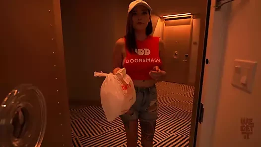 Kapı kapılarını kim sipariş etti!? Katie Kinz isteğe bağlı olarak büyük doğal göğüslerini teslim ediyor