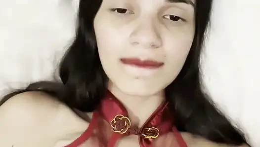 Latin kadın şeytan gibi giyiniyor ve dildosunu sikiyor inleyerek ateşli