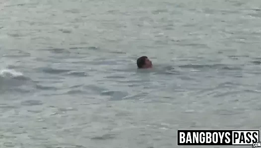 Cankurtaran onu sahilde çıplak kurtardıktan sonra sevimli sporcu vuruyor