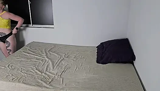 Çıplakken odamı işgal etti ve götümü sikti