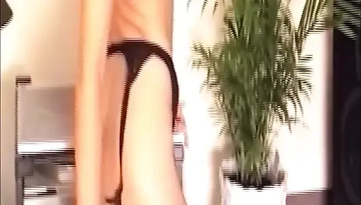 Esmer kadın kırmızı üstünü soyunuyor ve büyük oyuncağına biniyor