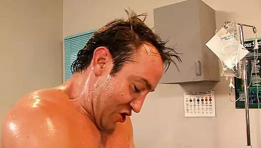 Brooke Haven hastası çadıra attığında ne yapacağını biliyor