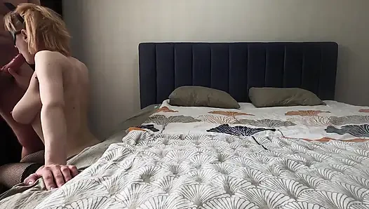 Mükemmel memeli genç bir kızı sikiyor