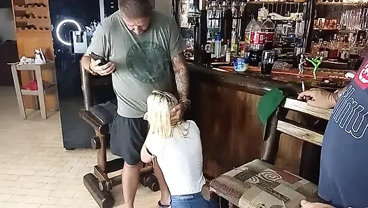 Erkek arkadaşım ve en iyi arkadaşı tarafından yüzünü sikiyorum